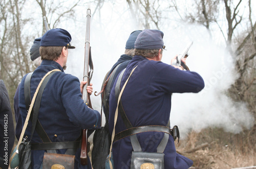 Cuadros en Lienzo Union Soldiers Firing At Confederate Civil War Rebels