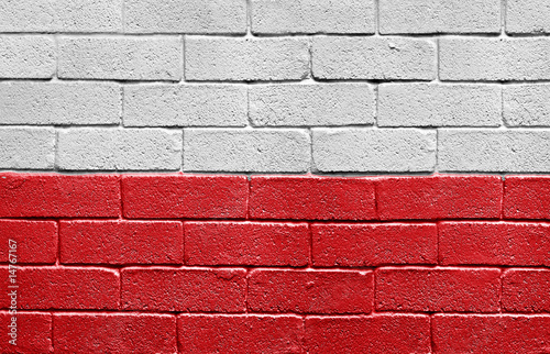 Board z aluminiowym obramowaniem Flaga Polski na ceglany mur