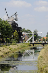 Poster - Klappbrücke und Windmühle in Westgroßefehn