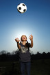 canvas print picture - Mädchen wirft Fussball