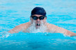 © fotofrank - dynamischer Schwimmer im Pool holt Luft