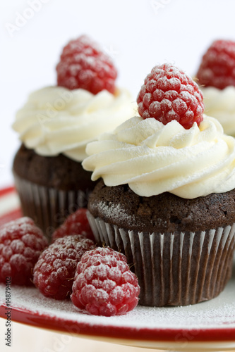 Fototapeta na wymiar Chocolate and raspberry cupcakes