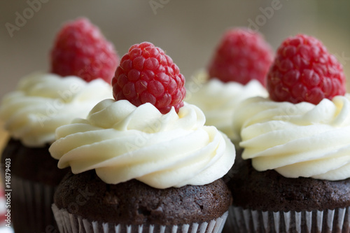 Fototapeta na wymiar Chocolate and raspberry cupcakes