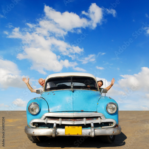 Dekoracja na wymiar  szczesliwych-europejskich-seniorow-w-oldtimerowym-samochodzie-na-kubie