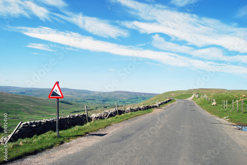 Obraz na płótnie canvas Opustoszała droga w yorkshire dales