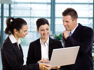 Canvas Print - Businesspeople using laptop