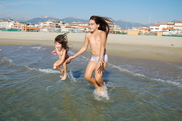 Mädchen spielen am Meer