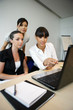 © auremar - Portrait de femmes au bureau devant un ordinateur portable