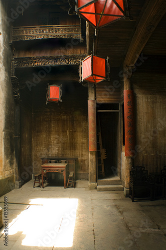 Fototapeta na wymiar red lanterns and chiense courtard houses