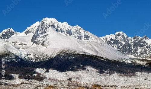 Board z aluminiowym obramowaniem Tatry w zimie, na Słowacji.