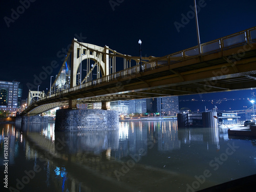 Board z aluminiowym obramowaniem Most pittsburgh w nocy