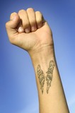 Fototapeta  - ailes d'ange tatouées sur le bras