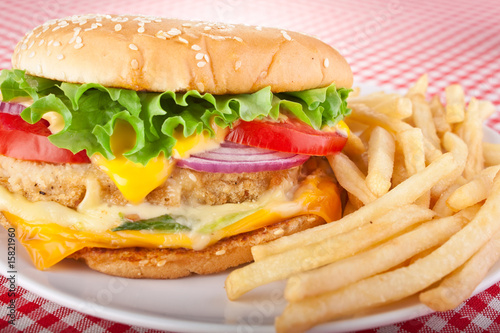Naklejka samoprzylepna Cheeseburger z frytkami