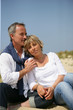 © auremar - Portrait d'un homme et d'une femme assis sur le sable