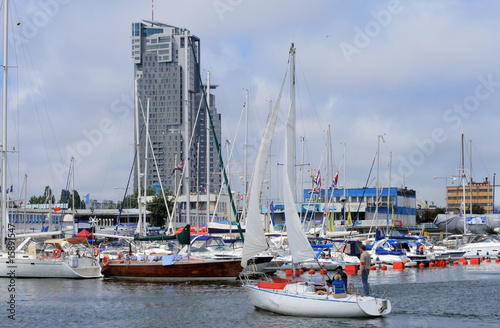 Fotoboard na płycie Żaglówkę wchodzącą do mariny w Gdyni, Polska