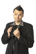 © runzelkorn - Business-Punk, Manager schaut traurig mit leerer brieftasche