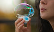 © Francesco83 - Ragazza che soffia le bolle di sapone