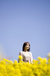© Paylessimages - 花畑で楽しむ女性