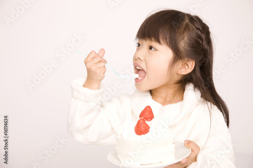 ケーキを食べる女の子 Stock 写真 Adobe Stock