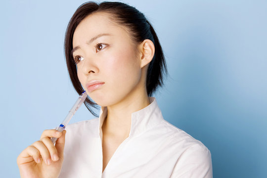 悩んでいる女性