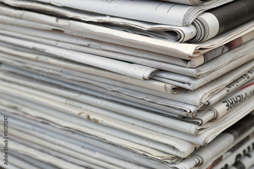 Board z aluminiowym obramowaniem Stos gazet