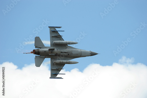 Naklejka samoprzylepna F-16 walczący z sokołem wojskowym