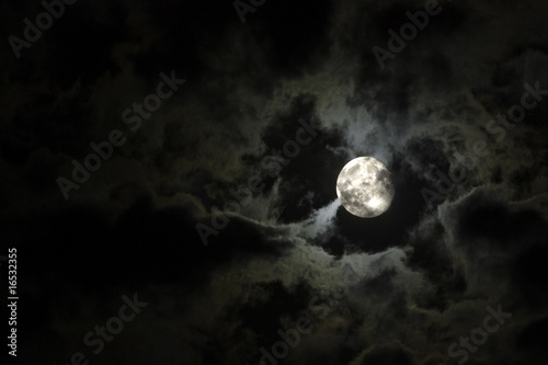 Fotoboard na płycie Księżyc w pełni i dziwne białe chmury na czarnym nocnym niebie