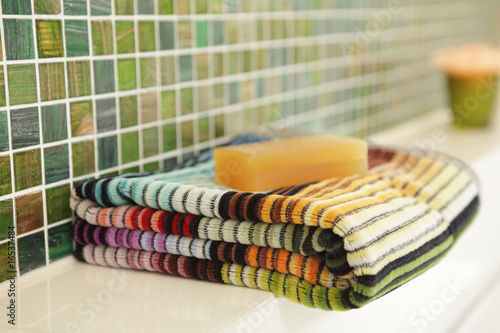 Badezimmer mit Handtuch und Seife Stock-Foto | Adobe Stock