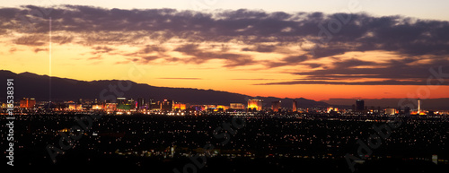Board z aluminiowym obramowaniem Las vegas skyline