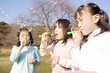 © Paylessimages - シャボン玉をする女の子たち