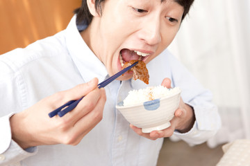 焼肉を食べる男性