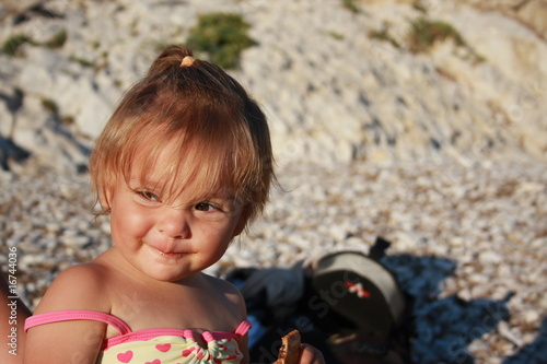 Bebe Fille Au Sourire Malicieux Stock Photo Adobe Stock