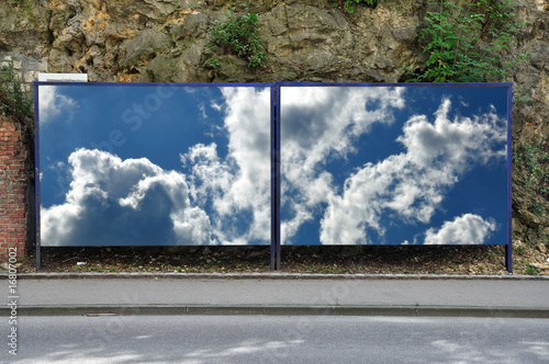 Plakatwand Mit Einem Wolkenhimmel Kaufen Sie Dieses Foto Und Finden Sie Ahnliche Bilder Auf Adobe Stock Adobe Stock