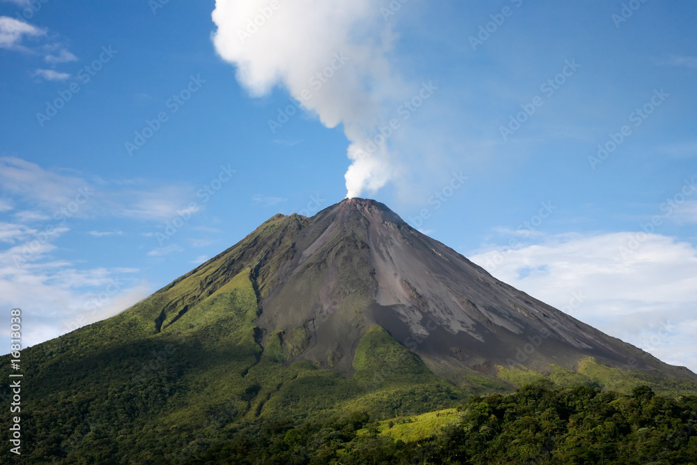 Arenal volcano in Costa Rica - obrazy, fototapety, plakaty 