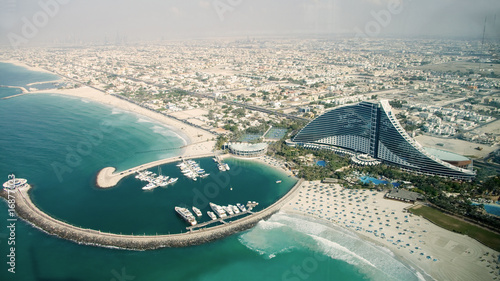 Board z aluminiowym obramowaniem Widok z lotu ptaka hotelu jumeirah od burj al arab w Dubaju