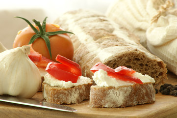 baguette as a snack with cottage cheese