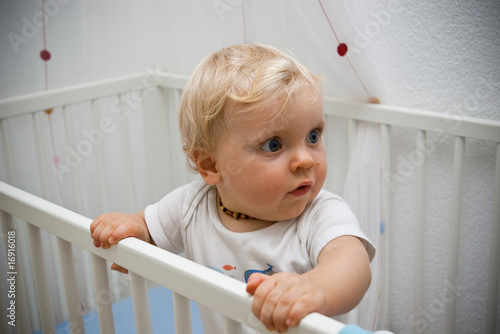 Bebe Blond Aux Yeux Bleus Foto De Stock Adobe Stock Bebe Blond Aux Yeux Bleus Foto De Stock Adobe Stock