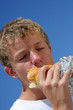 © foto ARts - Teenager mit geschlossenen Augen geniesst Döner