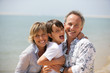 © auremar - homme et femme avec un petit garçon au bord de la mer