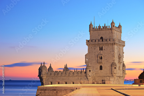Board z aluminiowym obramowaniem Wieża Belem (torre de Belem), na zachód słońca, Lizbona, Portugalia