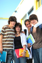 Wall Mural - Portrait de jeunes garçons et filles souriants avec documents