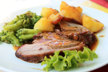 Gigot d'agneau et ses légumes cuisinés.