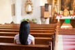 canvas print picture - Frau betet in einer Kirche