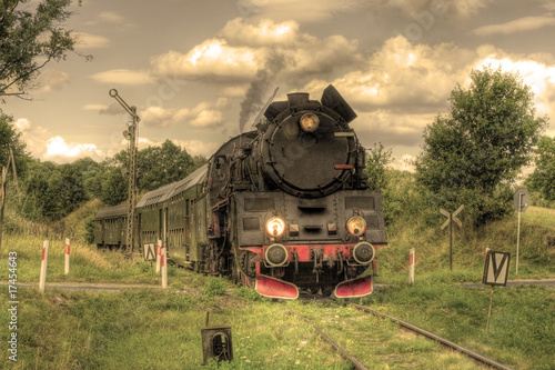 Naklejka ścienna Stary retro parowy pociąg przejeżdżający przez polską wieś