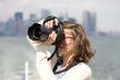 canvas print picture - junge Frau beim Fotografieren vor der Skyline von New York