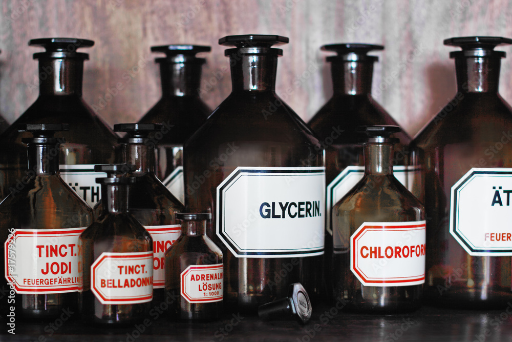 Stock-Foto „alte Apothekerflaschen“