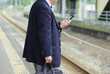 © kelly marken - 電車を待つビジネスマン