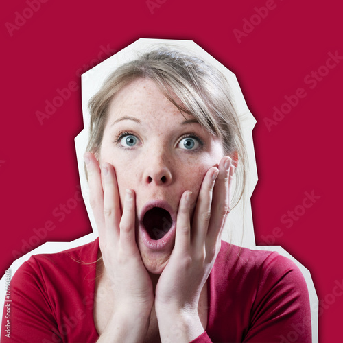 Fotomural Jeune femme sorpresa étonnement sur fond rouge