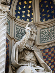 Wall Mural - florence - reachness of details on the facade duomo