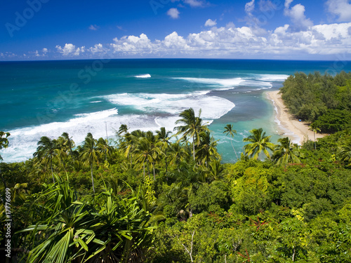 Board z aluminiowym obramowaniem Kee Beach od kalalau szlak w Kauai na Hawajach